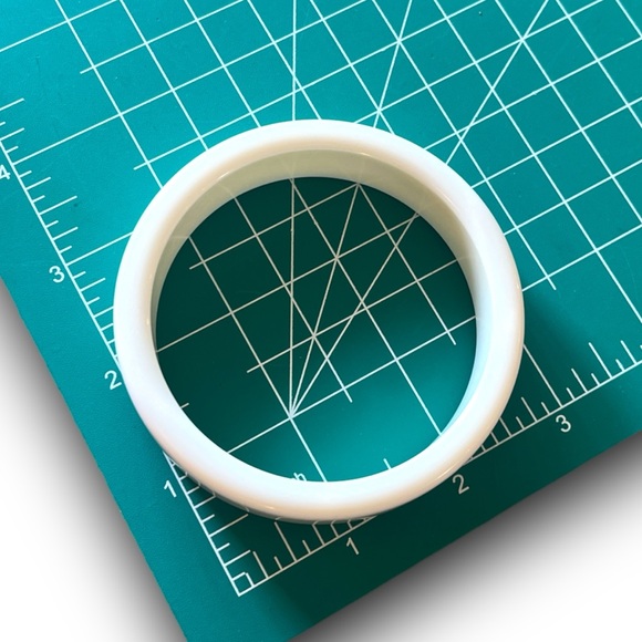 VTG 70s Creamy White Toned Chunky Acrylic Bangle - Picture 4 of 4